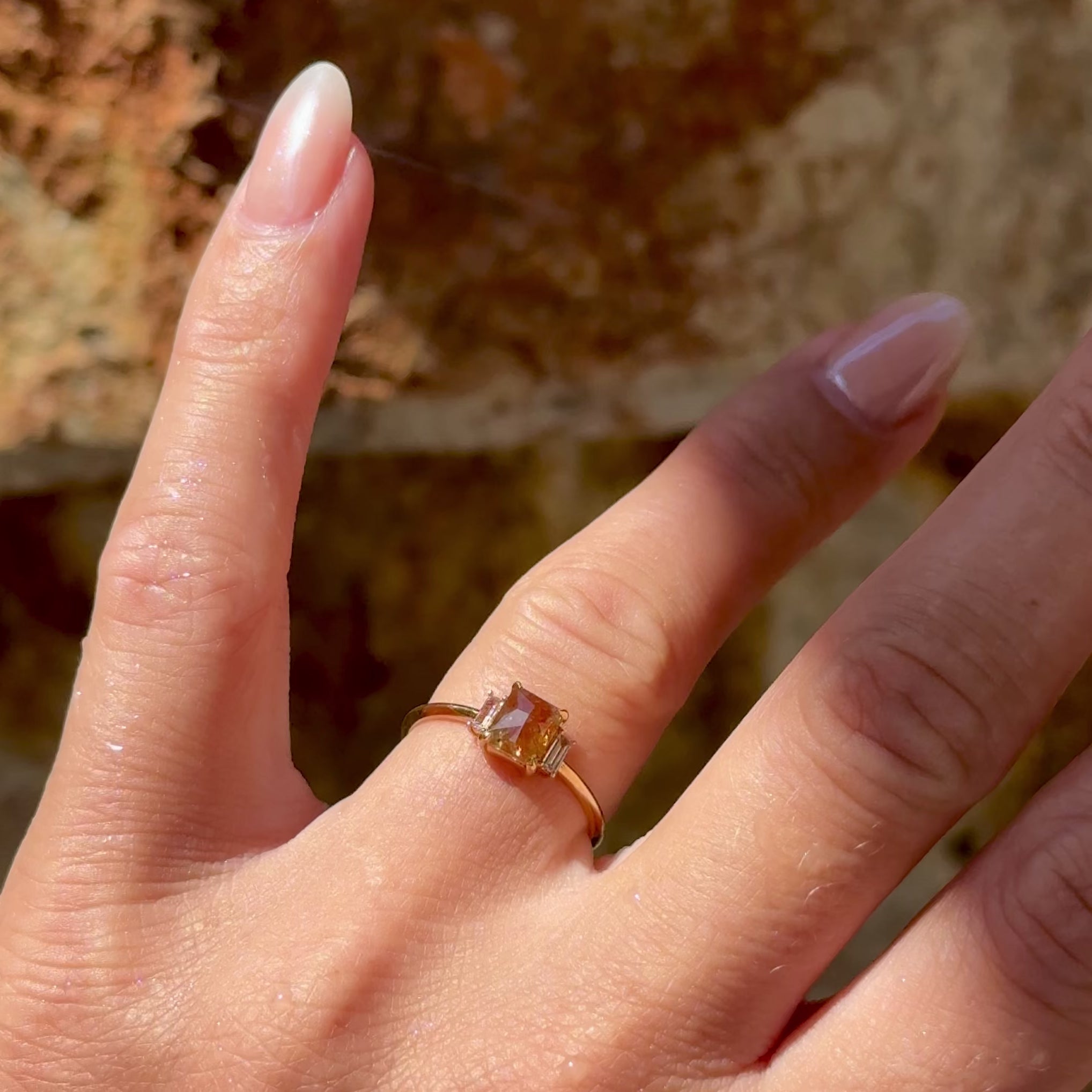 Diamantring aus 18 Karat Gelbgold mit braunem Diamant, Baguette-Diamanten