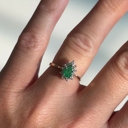 Vintage Smaragd-Ring in Tropfenform mit Diamant-Halo | 375 Gelbgold, 9 KT