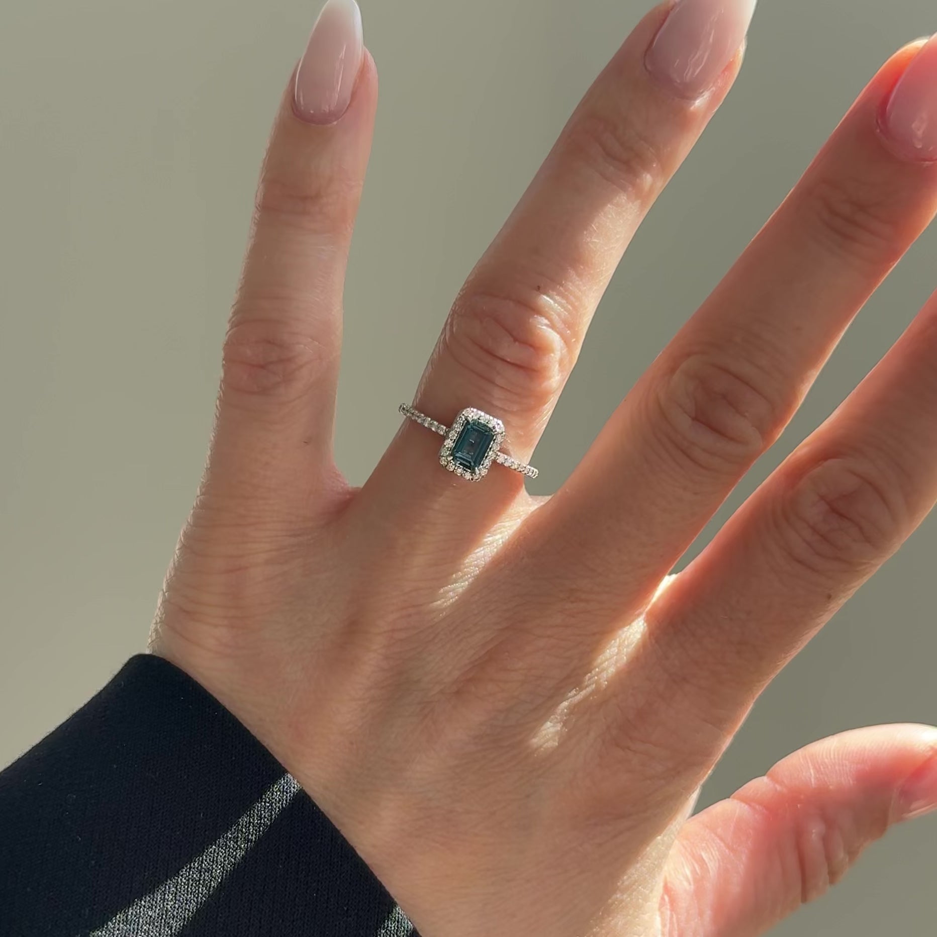Halo Ring aus Weißgold mit London Blue Topas und Brillanten
