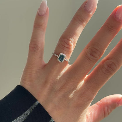 Halo Ring aus Weißgold mit London Blue Topas und Brillanten